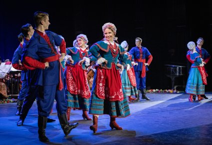 Pary Artystów w kostiumach kujawskich podczas wykonywania choreografii tanecznej