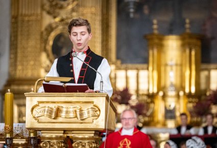 Artysta Chóru w kostiumie łowickich podczas czytania Psalmu