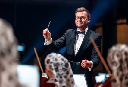 Zbliżenie na dyrygenta z batutą