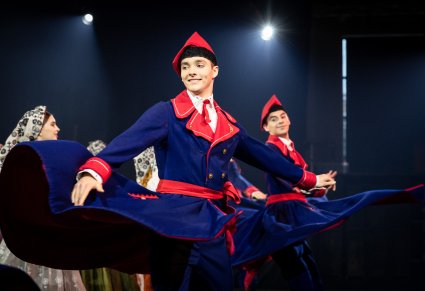 Zbliżenie na Artystów Baletu w kostiumach wilanowskich w trakcie wykonywania choreografii tanecznej
