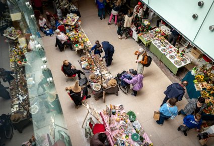 Widok z góry na stoiska wystawców XIII Jarmarku Wielkanocnego w Karolinie