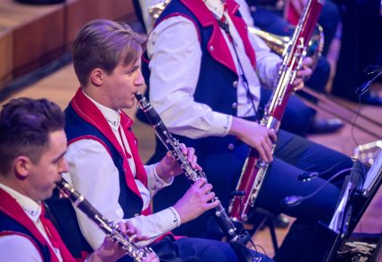 Zbliżenie na Orkiestrę dętą w kostiumach wilanowskich
