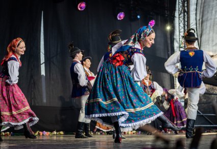 "Limanowa" i częśc baletu w kostiumach limanowskich na scenie