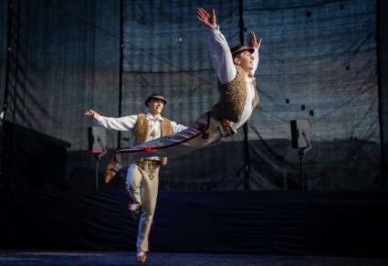 Zbliżenie na tancerzy w kostiumach jurgowskich podczas akrobacji tanecznych