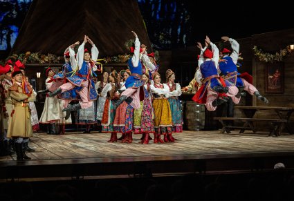 Na scenie grupa Artystów w kostiumach krakowskich wykonująca imponującą choreografię taneczną