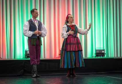 Prowadzący warsztaty taneczne w kostiumach opoczyńskich