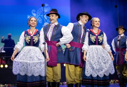 Zbliżenie na Artystów Chóru w kostiumach kaszubskich w trakcie śpiewu