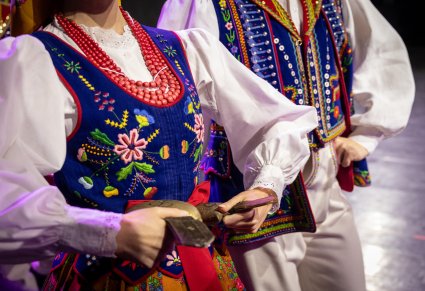 Zbliżenie ne damskie i męskie elementy kostiumu limanowskiego
