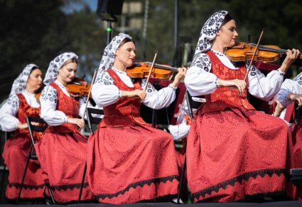 Na zdjęciu widoczne skrzypaczki z orkiestry, w kostiumach wilanowskich