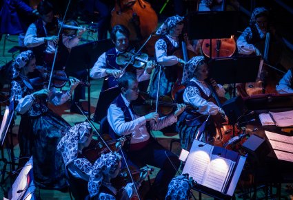 Zbliżenie na orkiestrę podczas koncertu