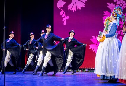 Tancerze podchodzący do tancerek w kostiumach bamberskich