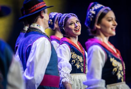 Zbliżenie na tancerkę w kostiumie kaszubskim