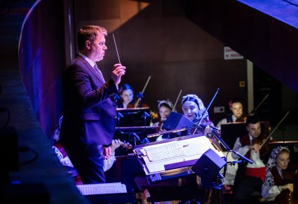 Dyrygent i orkiestra podczas koncertu