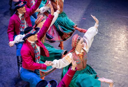 Grupa tancerzy w kostiumach wilamowickich na scenie