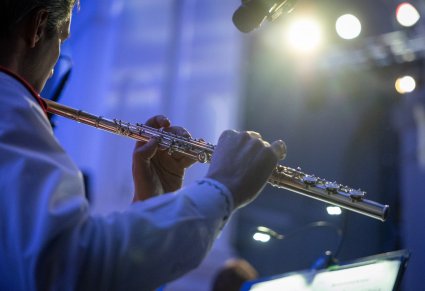 Zbliżenie na Muzyka grającego na flecie