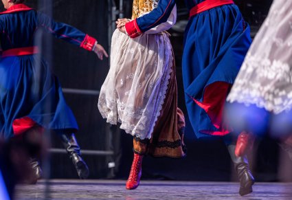 Zbliżenie na dolną część kostiumów wilanowskich