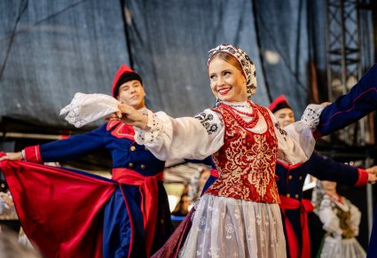 Zbliżenie na Artystów Baletu w kostiumach wilanowskich podczas wykonywania choreografii tanecznej