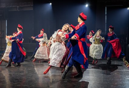 Pary Artystów w kostiumach wilanowskich w trakcie wykonywania choreografii tanecznej