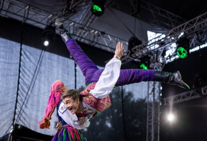 Spektakularny taniec pary Artystów w kostiumach opoczyńskich