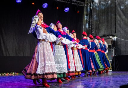 Pary Artystów w kostiumach wilanowskich na scenie podczas wykonywania choreografii tanecznej