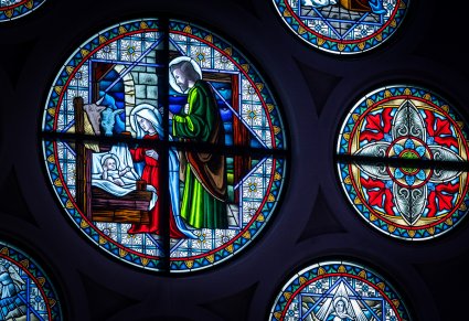 Zbliżenie na witraż w oknie kościoła