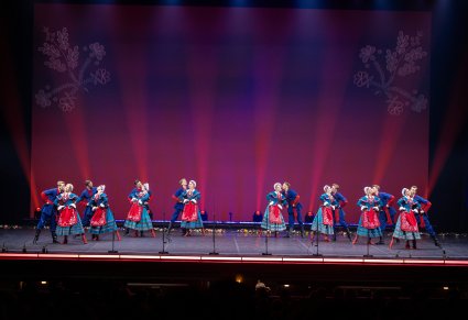 Na scenie Artyści w kostiumach kujawskich podczas wykonywania choreografii tanecznej