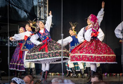 Zbliżenie na tancerki baletu w strojach limanowskich, podczas tańca na scenie