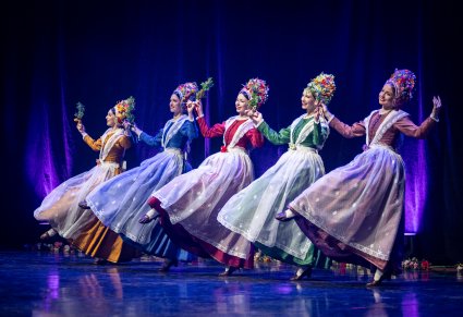 Tancerki w kostiumach bamberskich w tanecznych pozach