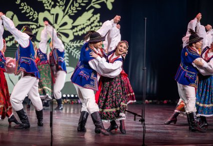 Zbliżenie na parę taneczną w kostiumach limanowskich w figurze tanecznej