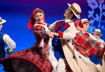 Zbliżenie na parę Artystów w kostiumach łańcuckich w trakcie wykonywania choreografii tanecznej