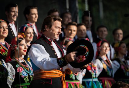 Zbliżenie na solistę chóru, w trakcie wykonania pieśni "Furman"