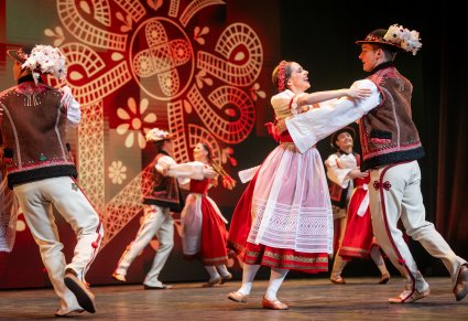 Zbliżenie na parę taneczną w kostiumach jurgowskich na scenie