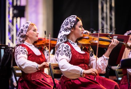 Zbliżenie na dwie skrzypaczki z Orkiestry na scenie