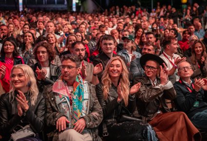 Widok na publiczność festiwalu, wśród niej wielu artystów, prezenterów i influencerów