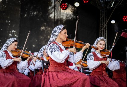 Koncertmistrzyni i skrzypaczki w kostiumach wilanowskich, podczas koncertu