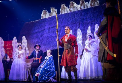 Postaci grające w spektaklu przed stajenką