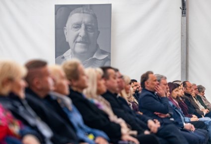 Publiczność podczas koncertu, w tle plakat z Jerzym Waldorffem