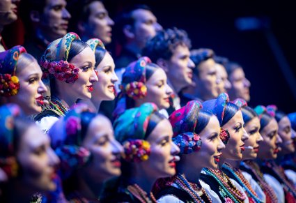 Zbliżenie na artystów chóru w kostiumach łowickich