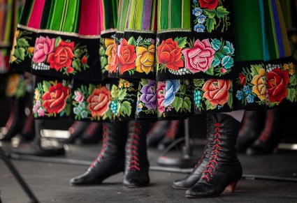 Zbliżenie na Spódnice i buty w kostiumie łowickim żeńskim