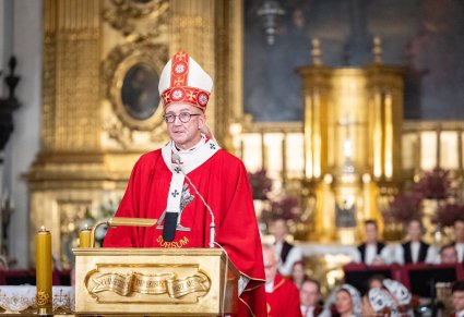 Arcybiskup podczas wypowiedzi do wiernych
