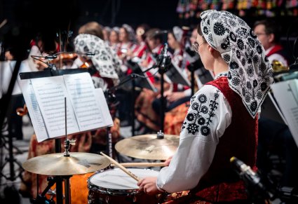 Zbliżenie na artystkę orkiestry podczas koncertu