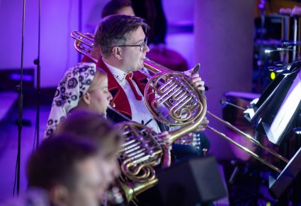 Zbliżenie na Muzyka z Orkiestry grającego na waltorni