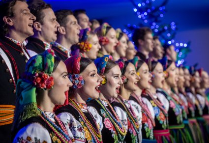 Zbliżenie na chór podczas koncertu