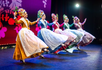 Tancerki w kostiumach bamberskich w tanecznych pozach