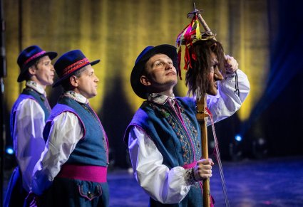 Tancerze w kostiumach kaszubskich na scenie