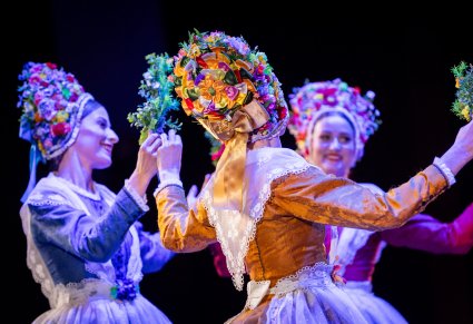 Zbliżenie na tancerki w kostiumach bamberskich