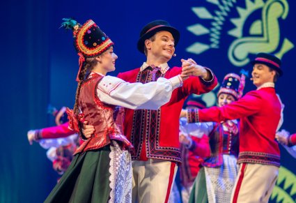 Zbliżenie na parę taneczną w kostiumach kurpiowskich na scenie