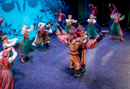 Pajace Wilamowickie w akrobacjach tanecznych na scenie w towarzystwie tancerzy w kostiumach wilamowickich