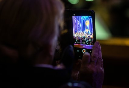 Widz koncertu nagrywający telefonem wydarzenie