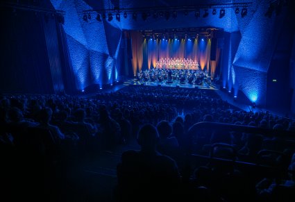 Sala koncertowa podczas występu chóru z orkiestrą